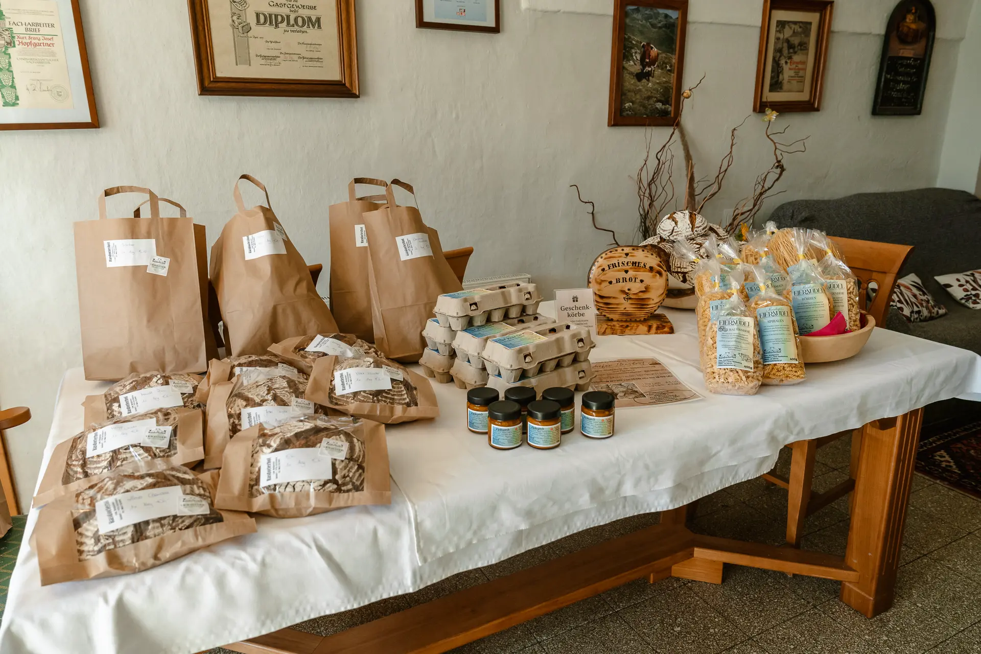 Am Rasdorferhof in Kärnten zeigt ein weiß gedeckter Tisch Bio Eier, nachhaltige Nudeln und regionale Spezialitäten.