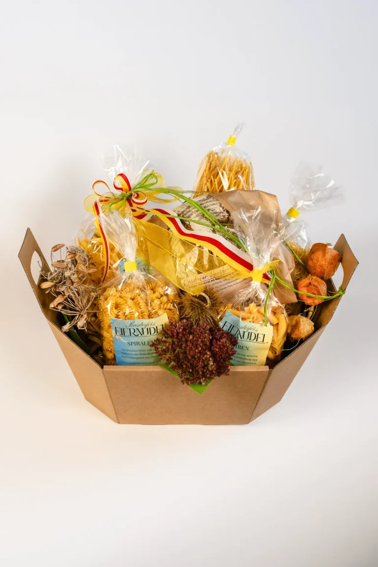 Ein kleiner Geschenkkorb vom Rasdorferhof in Kärnten ist mit hochwertiger Pasta gefüllt und nachhaltig verpackt. Bauernprodukte online kaufen.