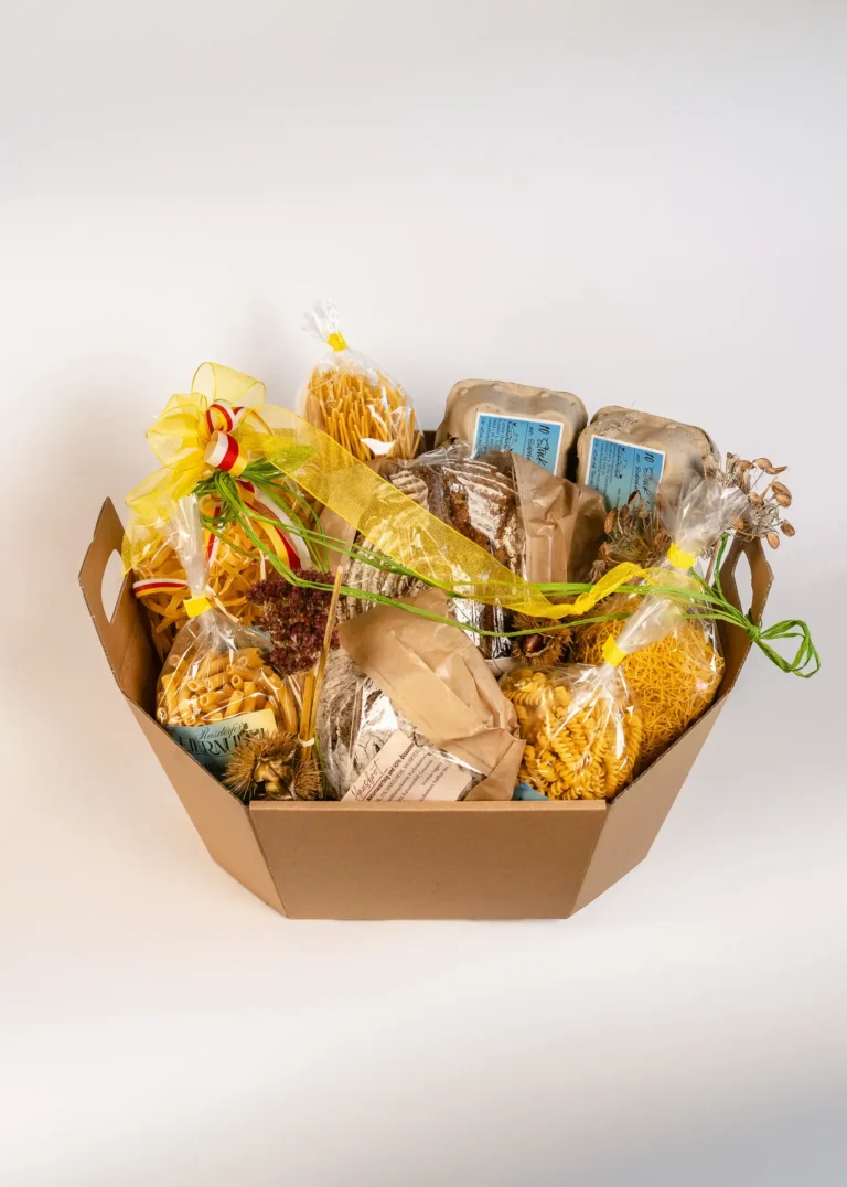 Ein großer Geschenkkorb vom Rasdorferhof in Kärnten mit hochwertiger Pasta, Brot und regionalen Köstlichkeiten liebevoll verpackt.