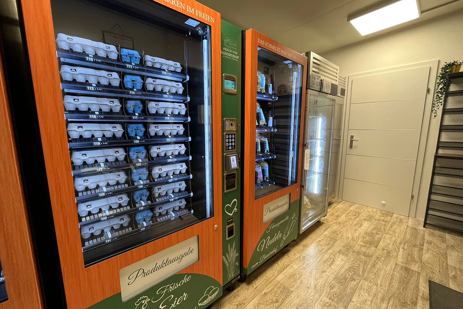 Verkaufsautomaten im Hofladen mit regionalen Produkten wie Nudeln und weiteren Spezialitäten aus Kärnten und Osttirol