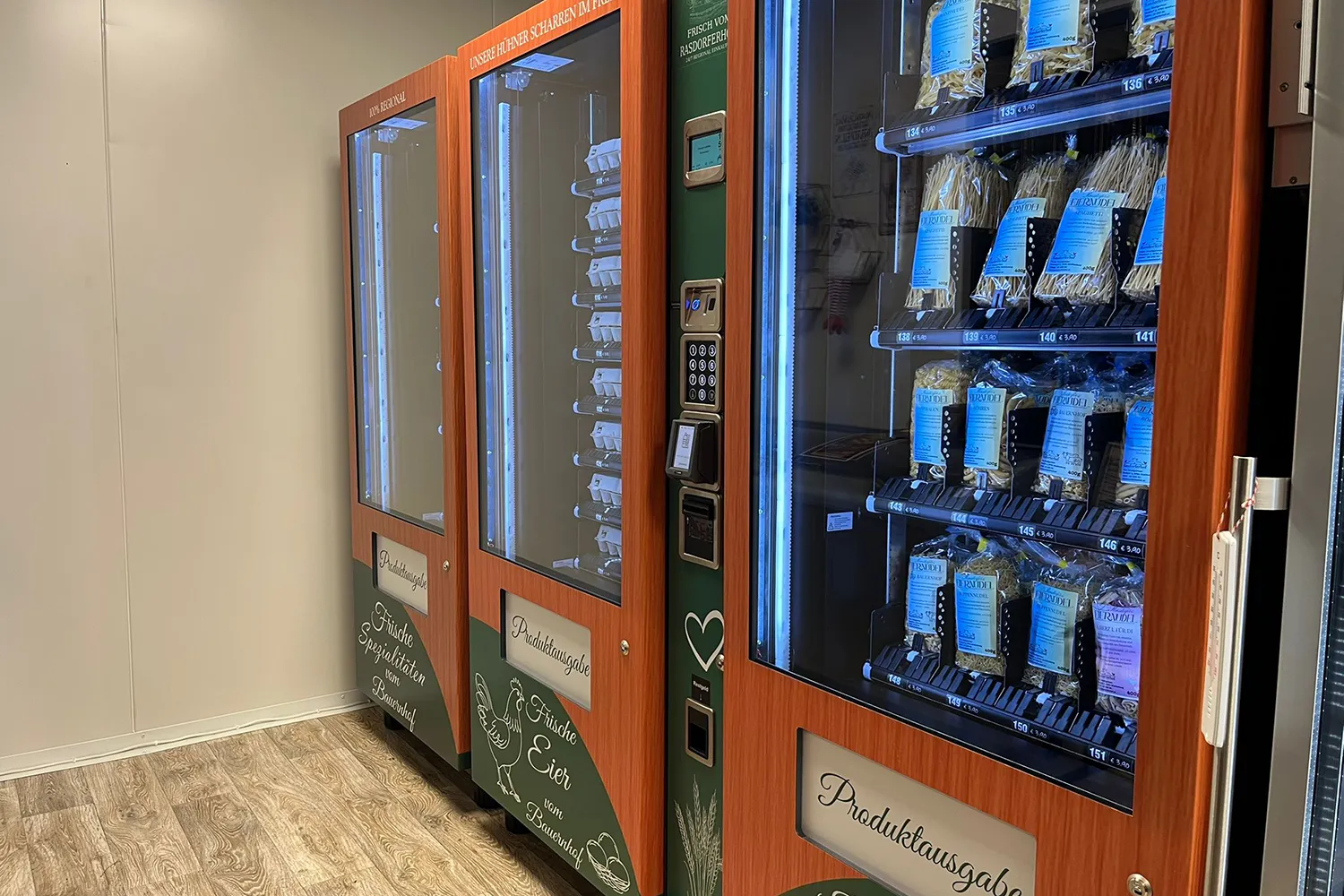 Selbstbedienungsautomaten im Hofladen mit frischen Eiern, regionalen Lebensmitteln und gekühlter Produktlagerung